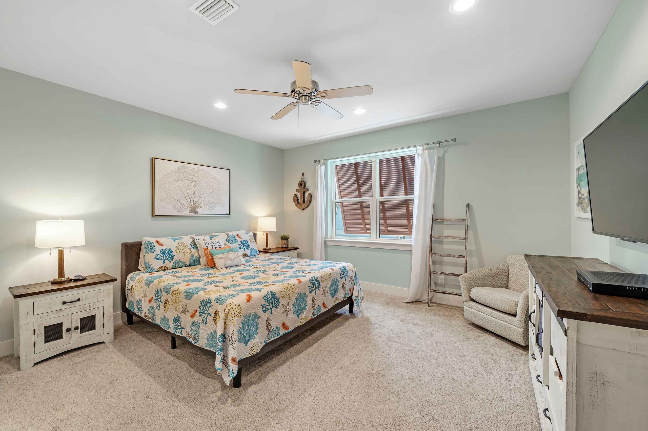 Bedroom 2: King Bed