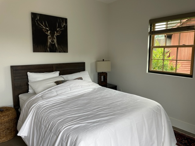 Bedroom 3: King Bed